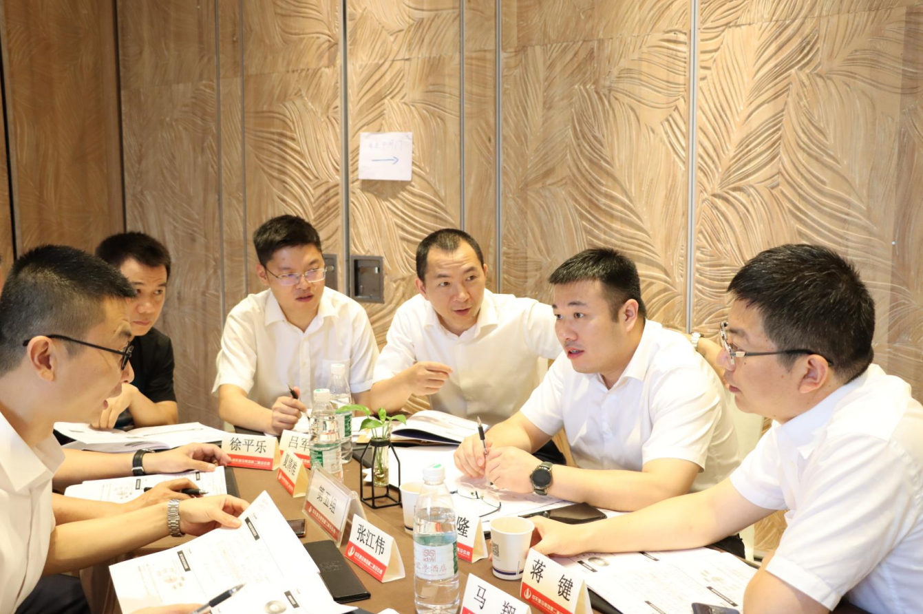 2021年6月25日-26日，Z6·尊龙凯时二建组织开展了2021年中高层主管执行力培训。本次培训特邀清华、北大、上海交大总裁班讲师，中国企业家协会特聘高级讲师许晋老师进行授课。