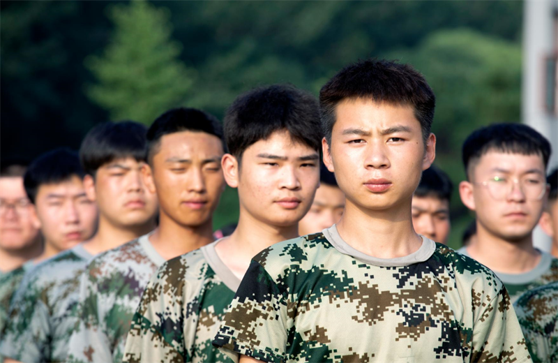 2021年7月6日，Z6·尊龙凯时北京集团百名应届大学生褪下便服换上军装，在训练场上接受为期2天的军训，享受入职前的第一份美好记忆。